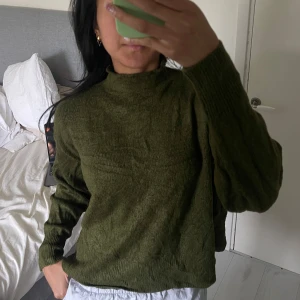 En grön mjuk tröja - En jätte jätte jätte mysig och mjuk tröja med lite polokrage. Vet verkligen inte vad det är för material men den är såååååå skön att bära🥰 Passar för dig som bär både s och m!