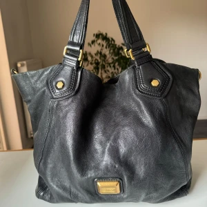 Svart handväska från Marc by Marc Jacobs - Handväska från Marc Jacobs i äkta läder. Väskan är i fint skick med endast lite slitage på banden och gulddetaljerna, som inte syns vid användning. Skriv för fler bilder❤️