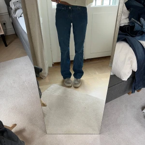 Blå jeansbyxor från l.e.i. Chelsea Laurise - Säljer ett par klassiska blå jeansbyxor från l.e.i. Chelsea Laurise. Storlek 36. Jeans i mellanblå tvätt med rak passform och klassisk look. Fint skick. Jag är 169 cm lång, och på bilderna är mitt innerbensmått ca 82,5 cm och midjemått (platt mätt på mig) ca 31 cm.