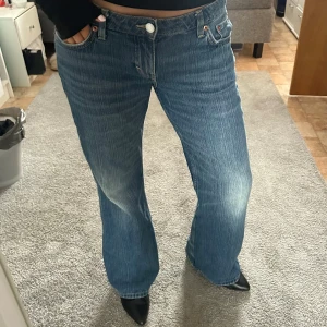 Blåa lågmidjade weekday nova jeans - Super snygga weekday jeans i strl W29 L32 som inte kommer till användning längre.  Lite slitningar vid hälarna💓 köpta för 590☀️