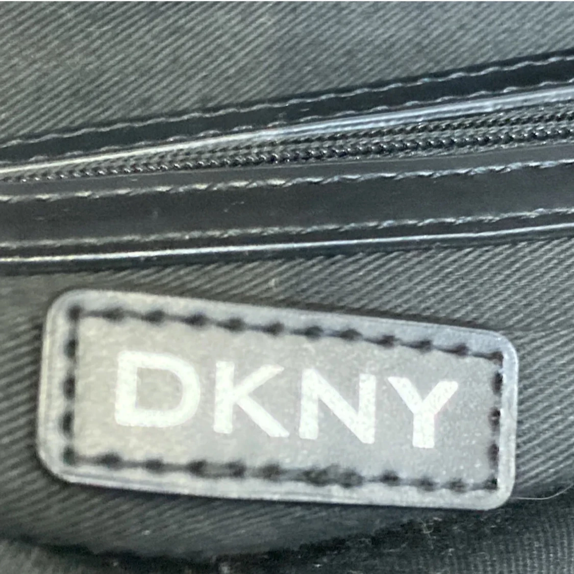 Brun handväska från DKNY med mönster - 3