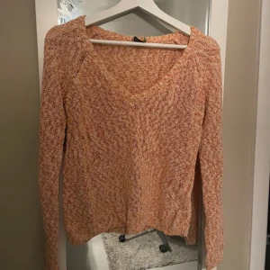 Orange stickad tröja med v-ringning - Säljer en mysig orange stickad tröja med v-ringad hals. Super fin till sommaren!!
