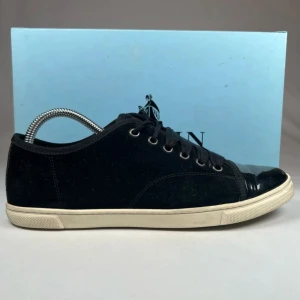 Lanvins DBB1 (KVITTO FINNS!) - Ett par lanvins som är 100% äkta köpta från en leverantör! Dem är i ganska bra skick säljer dem billigt för måste bli av med dem och få in lite pengar! (Sulan på den är låg för det är den äldre modellen men dem är 100% äkta) 