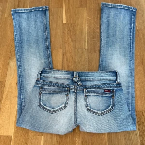 Only jeans - Snygga blå jeans från Only med en klassisk femficksdesign och knappdetaljer. De har en lätt tvättad look och är perfekta för en avslappnad stil. Passar bra till både sneakers och boots.