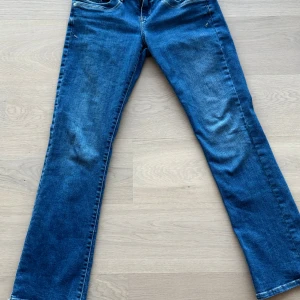 Blå jeans från LTB Valerie - Snygga blå jeans från LTB modell Valerie, bootcut lowwaste. 