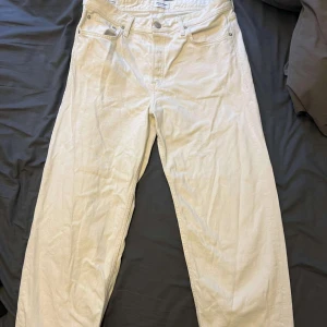 Vita jeansbyxor  - Snygga vita jeansbyxor med klassisk femficksdesign och knappgylf. Perfekta för en stilren look. Passar bra till både vardag och mer uppklädda tillfällen.