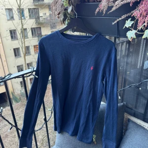 Mörkblå långärmad tröja från Ralph Lauren - Mycket fin tröja från ett exklusivt märke 🤩  •Skick: 9.5/10 finns tecken på användning   •storlek📏: M enligt mått S enligt plagg   •Nypris/Butikspris:💰 ~2500kr   Köp gärna i bundles för att underlätta i frakt och på detta vis blir jag mer flexibel i pris! Våga buda! 🚚🤝