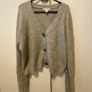 Stickad kofta  - Superfint stickad kofta från h&m, använd men i bra skick!