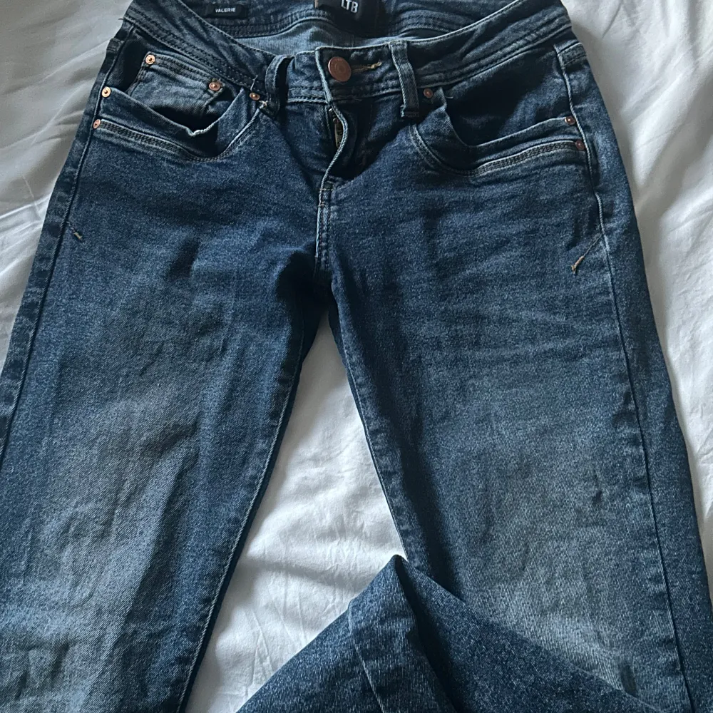 Super fina jeans från ltb i modellen Valarie, I bra skick. Storlek 24/30!!❤️. Farkut & Housut.