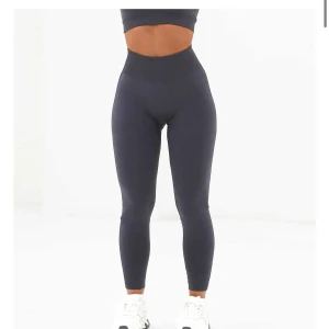 Lazulilabel sculpt legging - Snygga och bekväma leggings med hög midja. Perfekta för träning eller en avslappnad dag. De har en tight passform som framhäver figuren och är tillverkade i ett stretchigt material för extra komfort. Sitter super fint på! I färgen charcoal