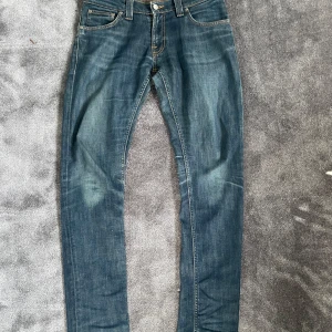 Blå jeans från Nudie Jeans - Snygga blå jeans från Nudie. Storleken är W30 L32 och modellen Long John, dock är tagsen avklippta. Skicket på jeansen är 9,5/10, grymt skick. Perfekta för en avslappnad stil. Vid fler frågor är det bara att höra av er!
