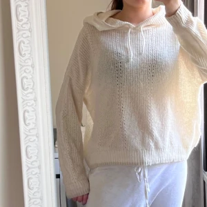 Vit stickad hoodie - stickad hoodie med små glitter på kanterna .