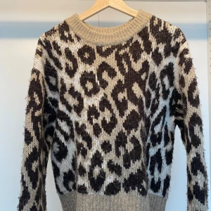 Stickad tröja  - Tjock stickad tröja med leopard mönster. Sticks inte utan är i skönt och mjukt  material. Är i storlek XS-M. Skriv vid eventuella frågor!