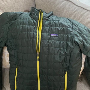Patagonia nano puff jacket - Säljer nu en Patagonia nano puff jacket då den inte används längre. Den är i storlek M och i topp skick. Nypris 2400kr. Tveka inte att höra av dig vid frågor. Mvh Elliot