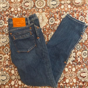 Jacob Cohen jeans  - Hej! Säljer nu mina jeans från märket Jacob Cohen, storlek 28 använt skick givetvis äkta . Tveka inte på att höra av dig om du har frågor eller funderingar kring jeansen