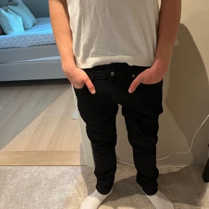 Svarta jeans  - Snygga svarta jeans, aldrig använda då jag beställde fel storlek. Storlek 31-32