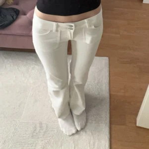 Vita bootcut jeans från Nelly - Snygga vita bootcut byxor från Nelly.