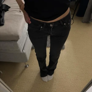 Svarta jeans med låg midja - säljer fina svarta lågmidjade jeans från lager 157, är 160 och dom passar bra i längden bara att jag har gått lite på dom som man ser på bilden💞