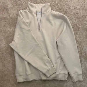Avslappnad halfzip Weekday - Säljer nu en avslappnad tröja från weekday, den är i storlek S och är knappast andvänd. Skicket är 9/10. Skriv för fler frågor! 
