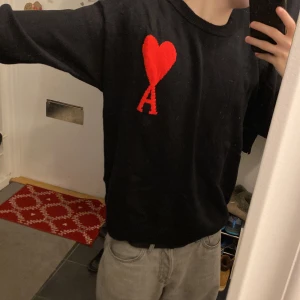 Stickad ami paris tröja. - Säljer en snygg svart ami paris tröja som är stickad. Den har använts några gånger men har inga märken på den. Storlek M men passar S bra. Om du vill ha mått eller annat är de bara att skriva