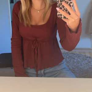 Vinröd ribbad topp - Säljer en vinröd topp från Nelly! Jätte fint skick 