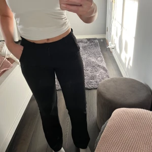 Svarta byxor - Snygga svarta byxor med låg midia och väldigt skönt och stretchigt material men längd 30. Helt oanvända 💗