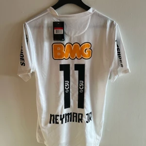 Neymar Santos - Santos hemmatröja från säsongen 2012/2013 med Neymar på ryggen.                                                         Tröjan är helt ny och storlek L