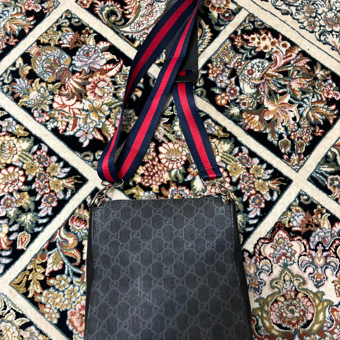 Svart axelväska med mönster - 1