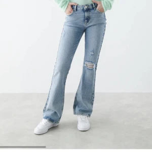 Low waist bootcut - Bootcut med hål, från Gina, använda endast en gång, stl 158 dvs Xs och slutsålda på sidan