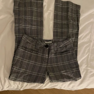bootcut ”kostym” byxor - Snygga grå byxor med rutig design från Good Look. Strl 38 men skulle säga att de är ganska små i storleken.