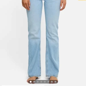 Ljusblå bootcut jeans - Snygga ljusblå bootcut jeans från bikbok. Dessa jeans har en klassisk femficksdesign och en låg midja som ger en smickrande passform. Perfekta för en avslappnad stil med en modern twist.