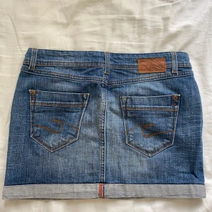 Jeanskjol från Cross - Snygg jeanskjol 