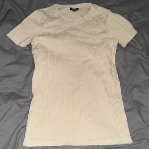 Slim T-shirt i storlek M - Helt ny aldrig använd