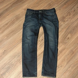 Mörkblå jeans från G-Star RAW - Tvär feta selvedge jeans från g star raw med skön fade samt slitningar super fint skick W 32 L 32