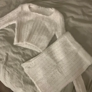 vit fluffigt set - i storlek S säljs bara tillsammans en kjol och en tröja i jättefluffigt material. Använd endast 1 gång när jag fyllde år. de är väldigt strechiga.