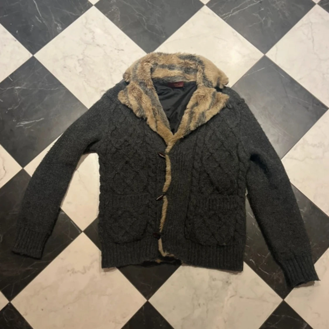 Grå stickad kofta med päls - 1