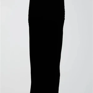 Svart långkjol - Elegant svart långkjol med en tight passform. Kjolen har en stilren design och är perfekt för en chic look. Säljer denna eftersom att jag tappade bort min förra och köpte en ny, men sedan hittade den igen! Knappt använd.