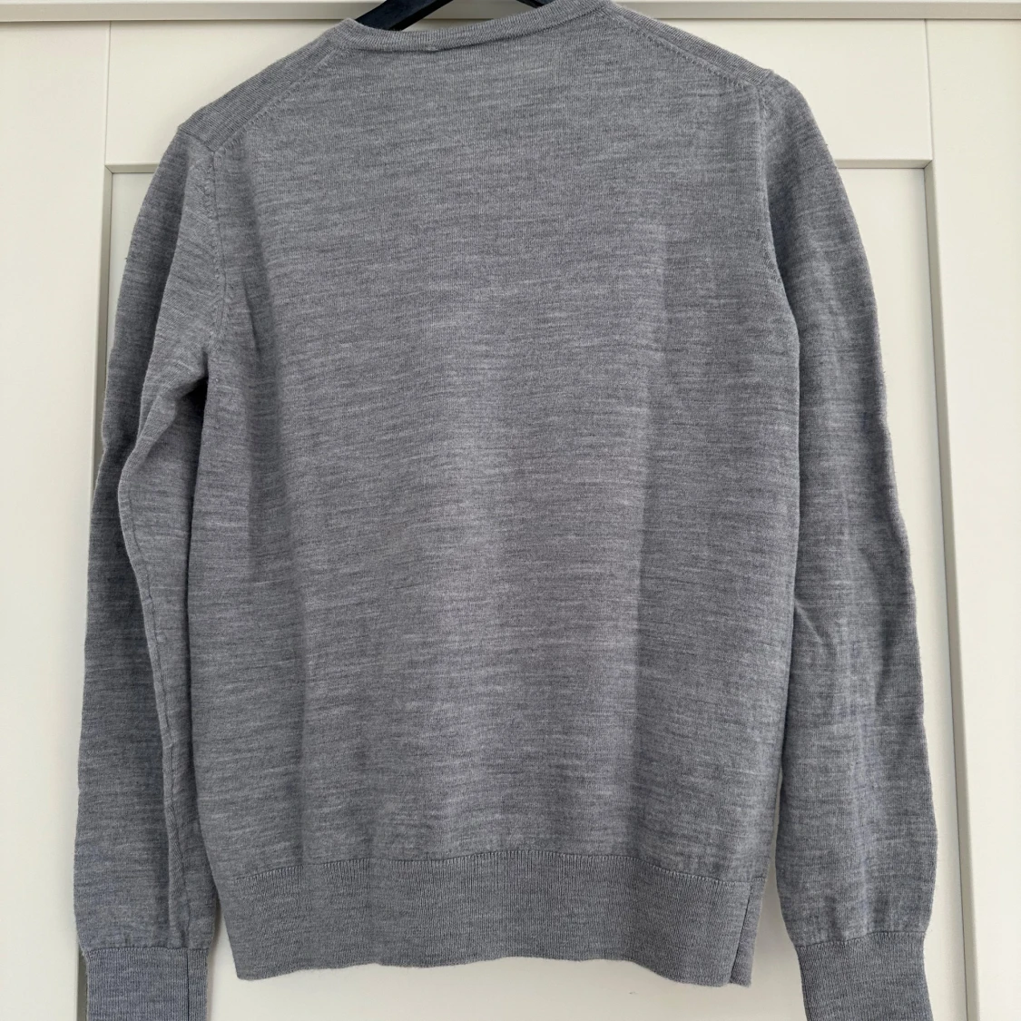 Grå v-ringad tröja - 2