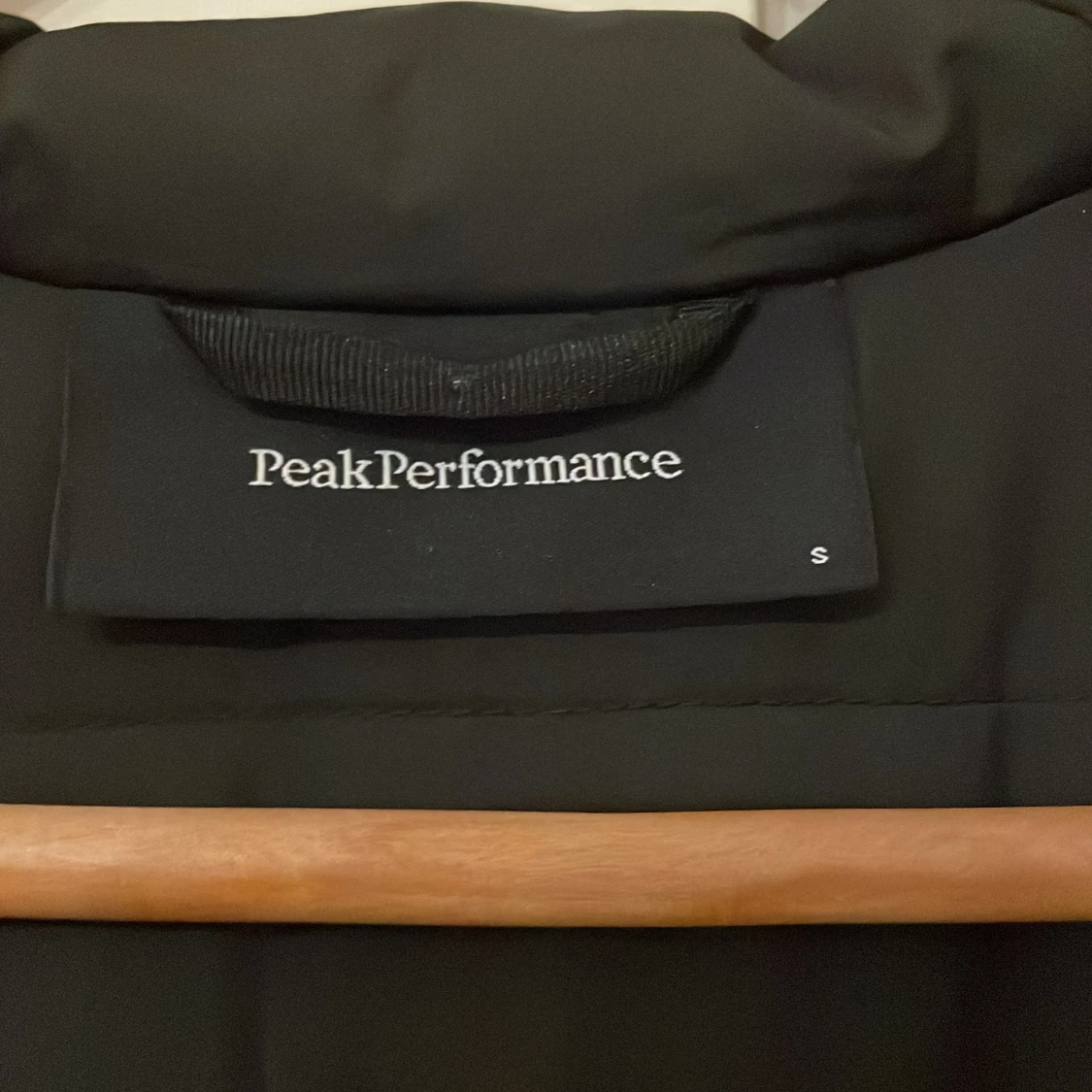 Svart vindjacka från Peak Performance