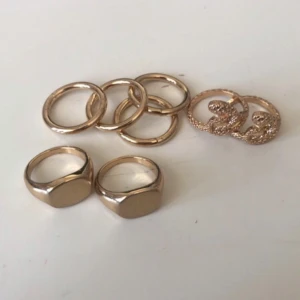 Ringar - Säljer guldiga ringar, strl. XS/S! Från H&M. På första bilden har vi oanvända ringar, inget rost alls. På andra bilden har vi använda ringar som blivit rostiga, så de åker med på köpet.