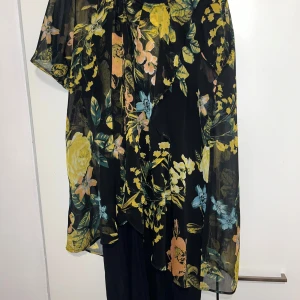 Pusero - Ihana naisten pusero. Sisällä ns aluspaita, jonka päällä oheumpi kuviokangas. Koko ZHENZI S vastaa kokoa 42/44. Kaikai n 45cm, pituus n 95cm. Pesulappu leikattu pois. Kissatalous MMM, lisätietoja saa kysymällä Katsothan myös muut ilmoitukseni Mikäli hinta ei miellytä tarjoa rohkeasti