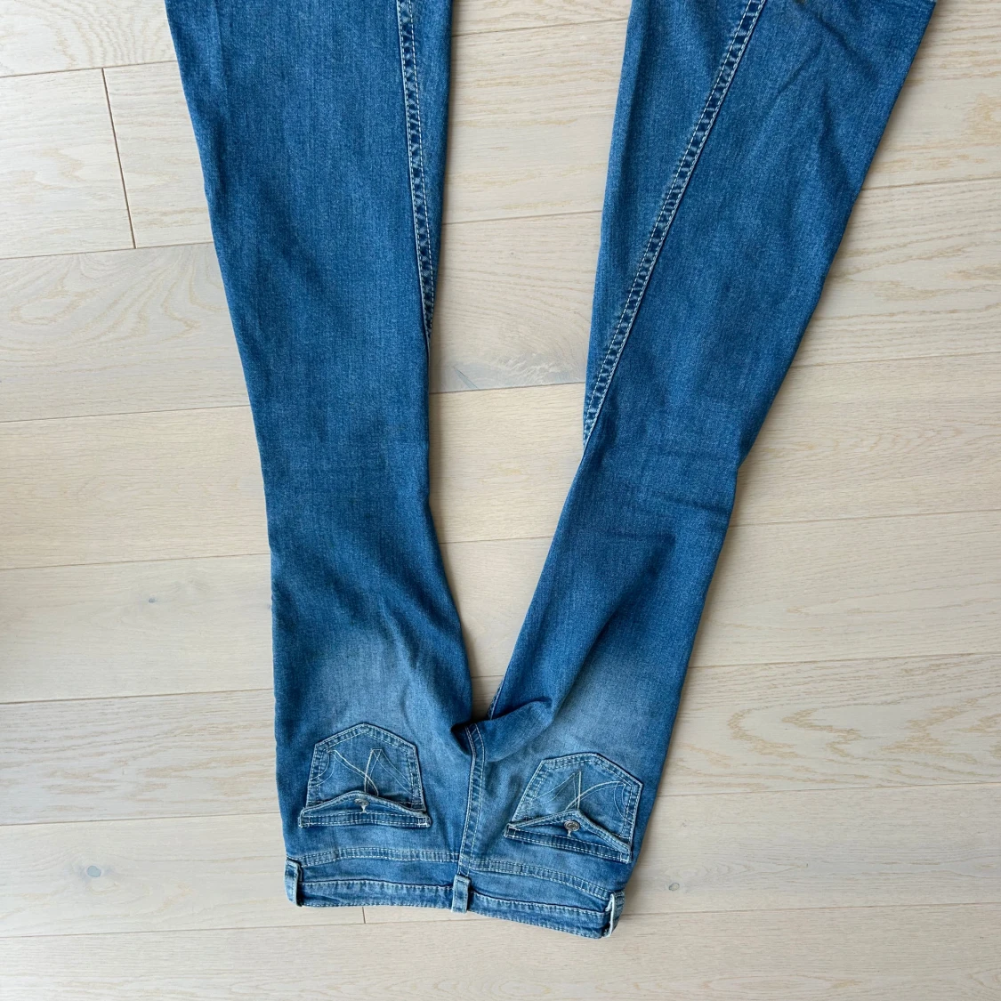 Blå bootcut jeans med slitningar - 2