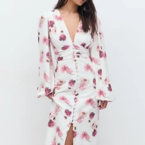 Vit blommig klänning med v-ringning - Virala klänningen från Gina som är slutsåld helt ny med prislapp storlek 36