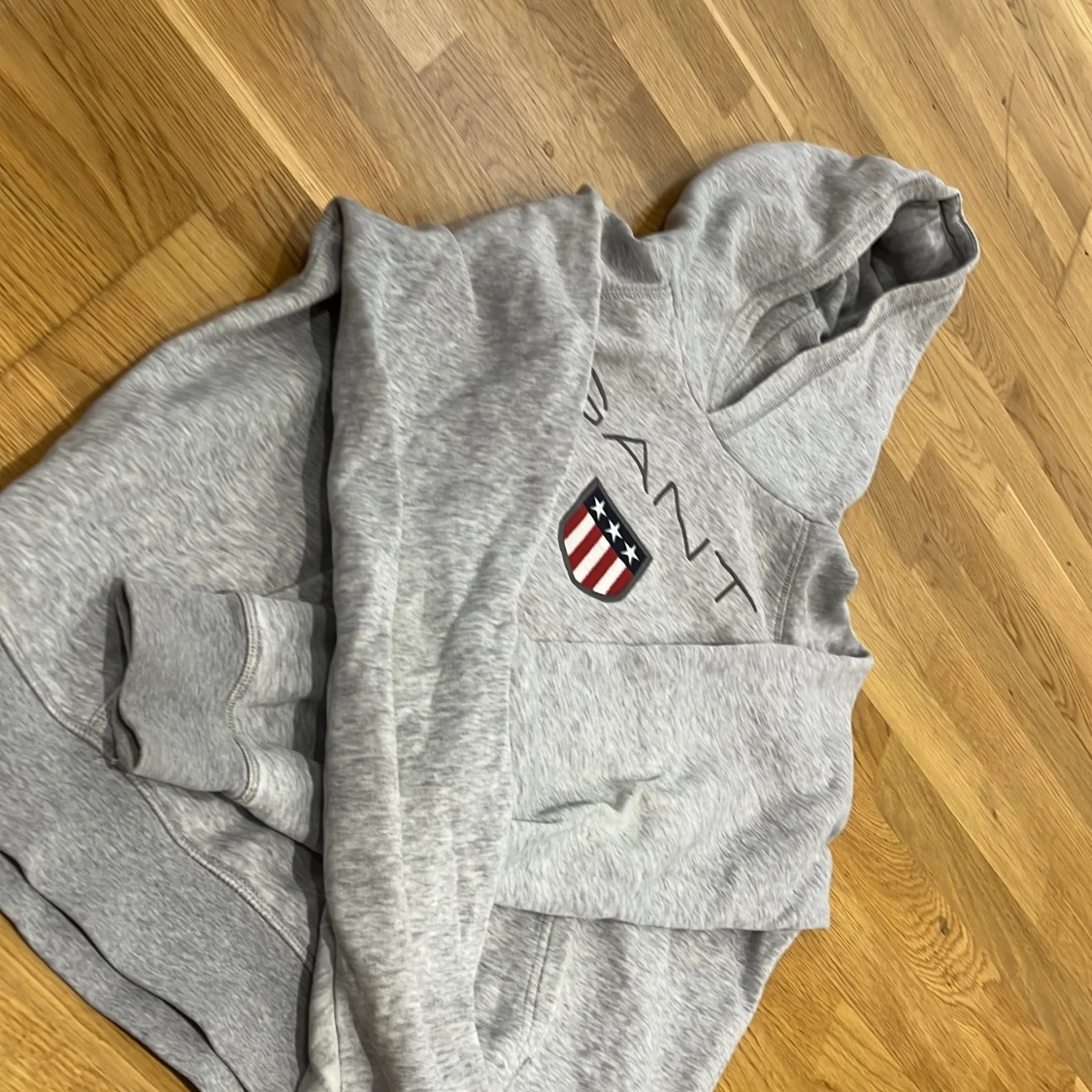 Grå hoodie från GANT - 1