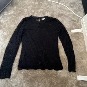 Spetströja ifrån VERO MODA - Den är i storlek S och jag är 158cm💕Har använt den 4-5 gånger men helt nyskick. Säljer för jag inte har andvändning för den längre. Skriv om ni vill se hur den sitter på💞