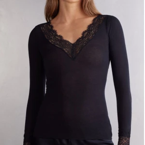 svart intimissimi spets tröja - säljer denna jättefina intimissimi tröja i nyskick pga att den ej kommer till användning! nypris: 490kr. pris kan diskuteras vid snabb affär!!💓