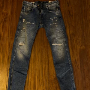 Replay Slim Fit Anbass Jeans - Stilrena jeans från Replay i otroligt bra skick! Nypris: 1799kr.