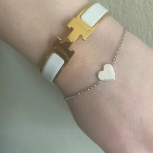 Silver armband med hjärta från Sophie by Sophie  - Går att reglerna till två storlekar. Mycket fint skick. Lite repor på berlocken