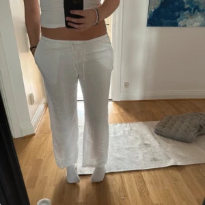 Vita linnebyxor med snörning - Snygga och bekväma vita linnebyxor med snörning i midjan. Perfekta för en avslappnad stil. Byxorna har en loose passform och är croppade för en modern look. Jag är 172 cm lång💛