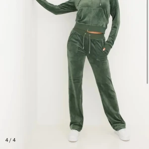 Juicy Couture mörk gröna mjukis set  - Juicy Couture mjukis sett, både byxan och koftan. Båda i storlek XXS. Haft på mig den ett par gånger men är fortfarande i bra skick. Dock en pytteliten wax skada på knät men inget man ser. Hör av er ifall ni är intresserade. Pris kan även diskuteras. För fler bilder hör av er.